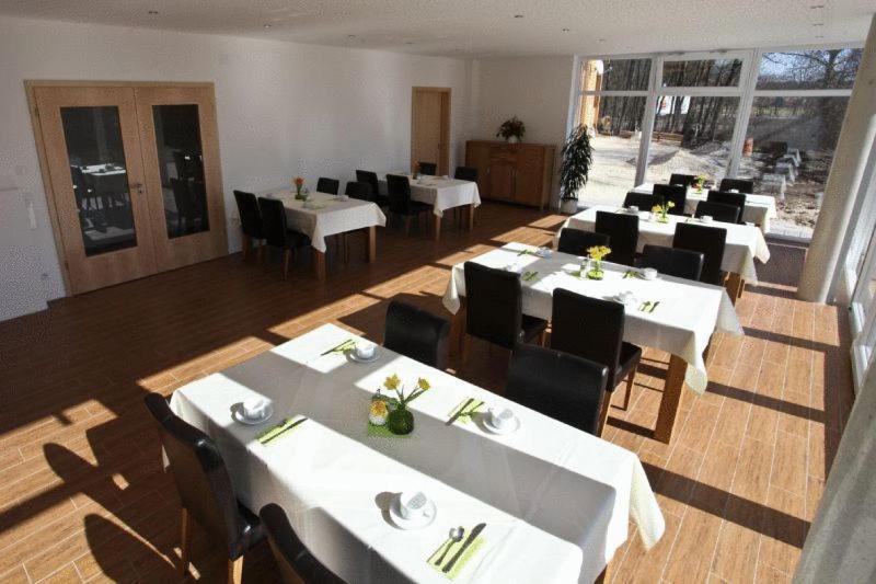 Hotel Am Interpark Großmehring Extérieur photo